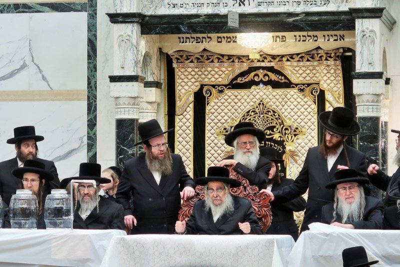 בחצרות סאטמר