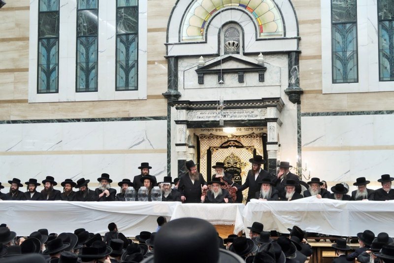 בחצרות סאטמר