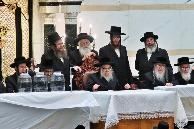 בחצרות סאטמר