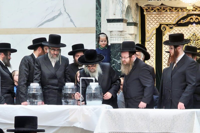 בחצרות סאטמר