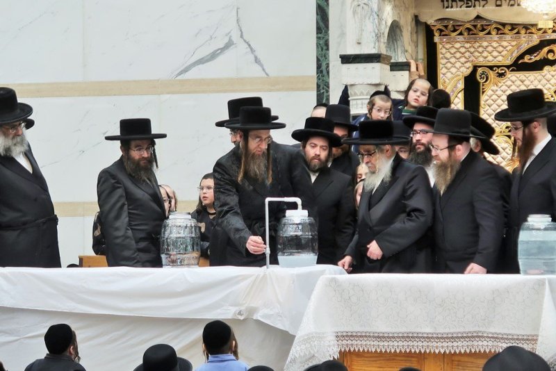 בחצרות סאטמר