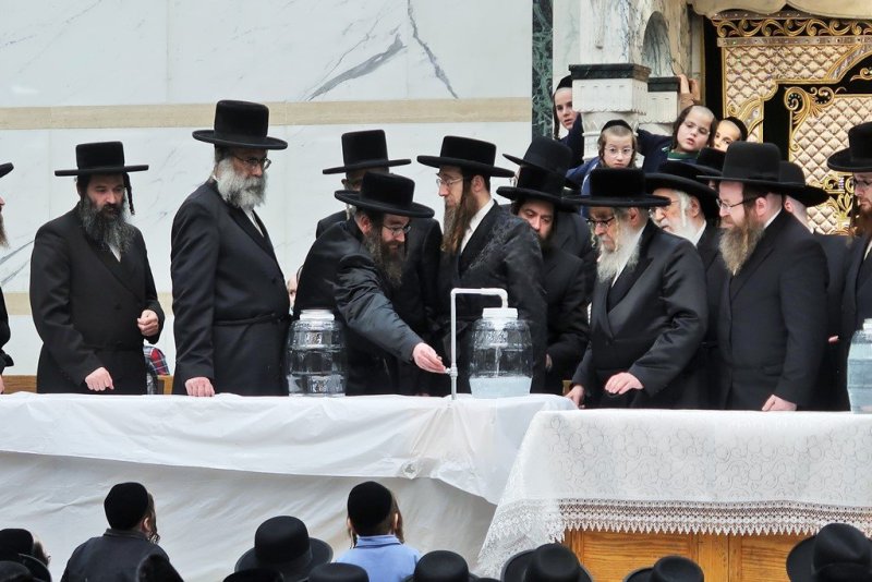 בחצרות סאטמר