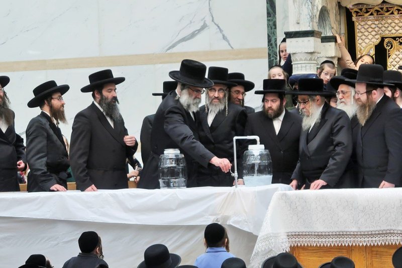 בחצרות סאטמר