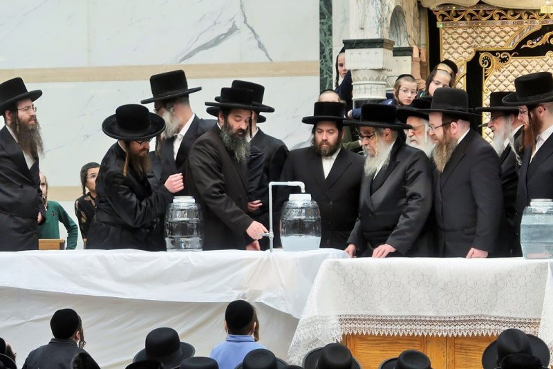 בחצרות סאטמר