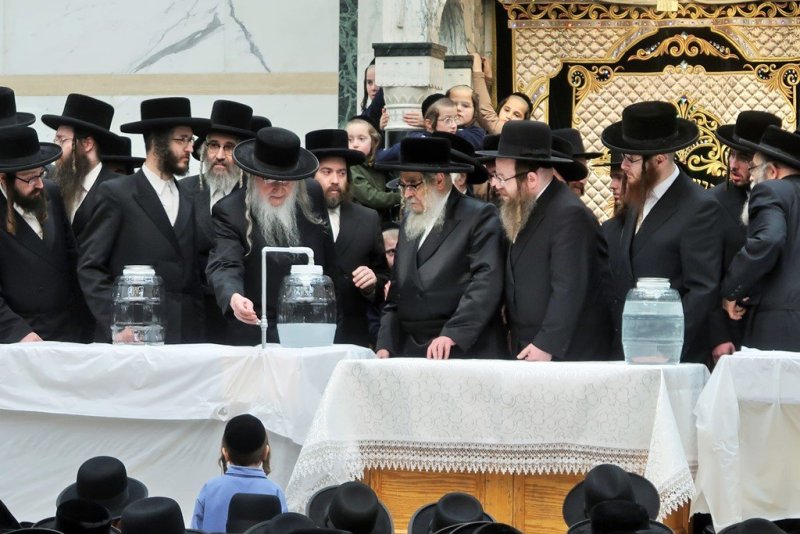 בחצרות סאטמר