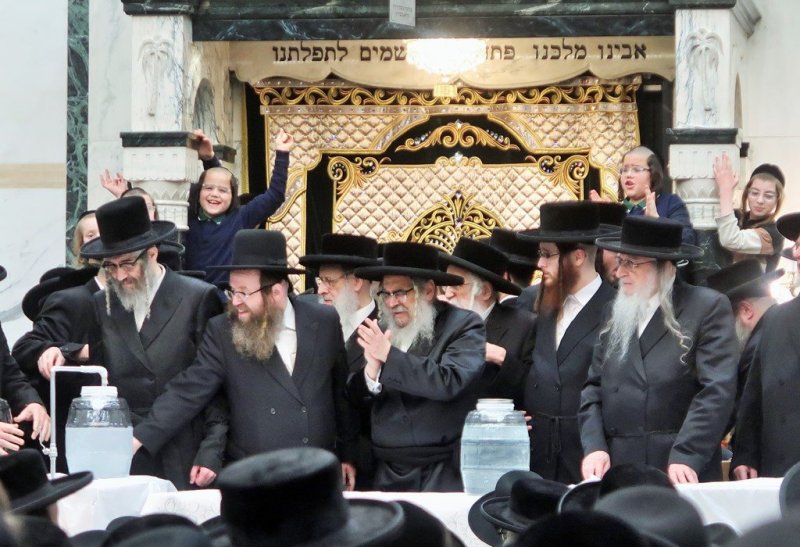 בחצרות סאטמר