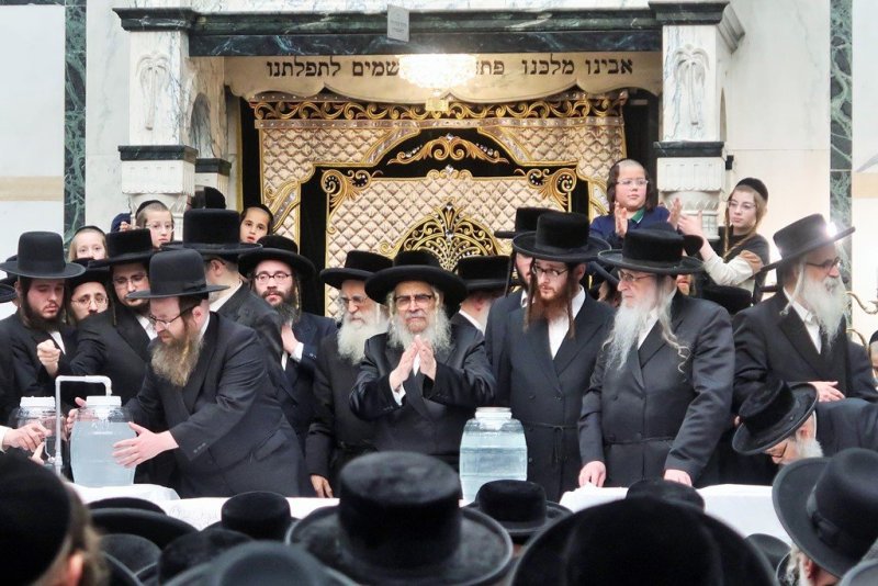 בחצרות סאטמר