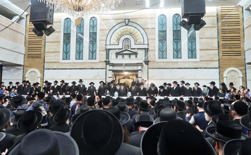 בחצרות סאטמר