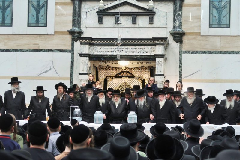 בחצרות סאטמר