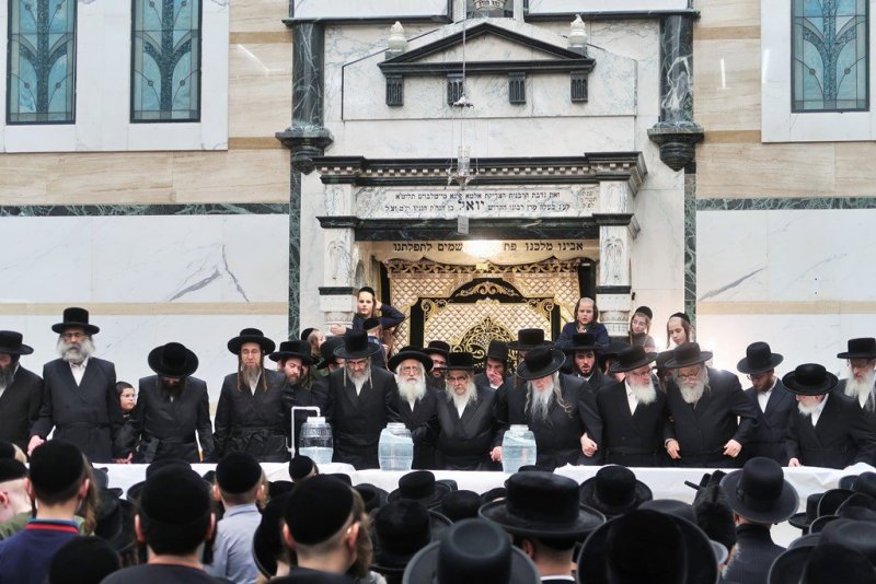 בחצרות סאטמר