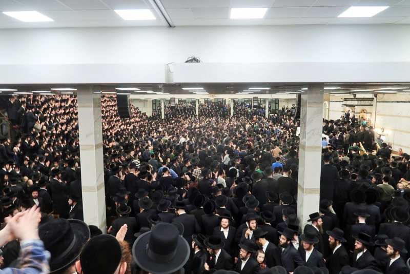 בחצרות סאטמר