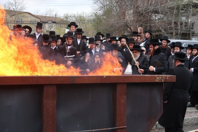 בחצרות סאטמר