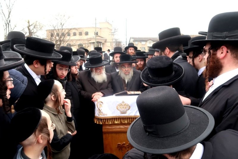 בחצרות סאטמר