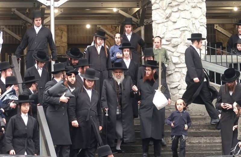 בחצרות סאטמר