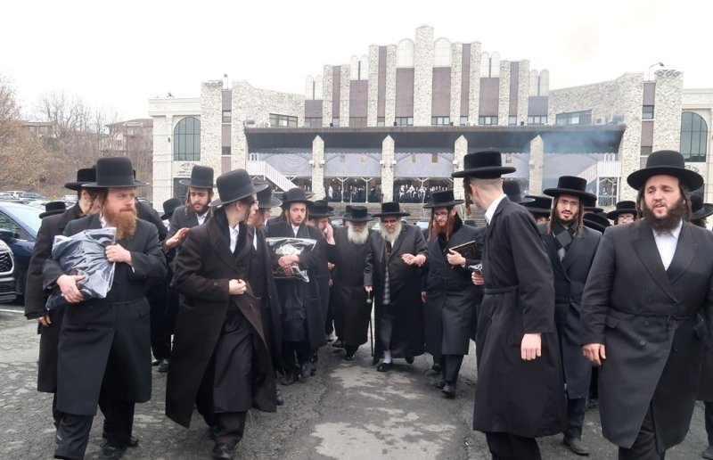 בחצרות סאטמר