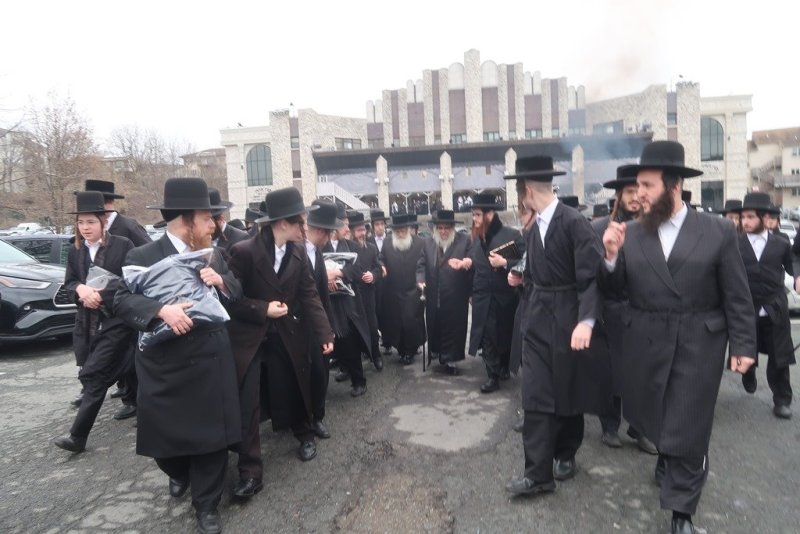 בחצרות סאטמר