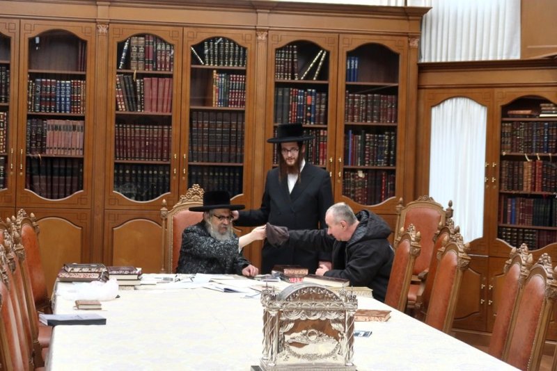 בחצרות סאטמר