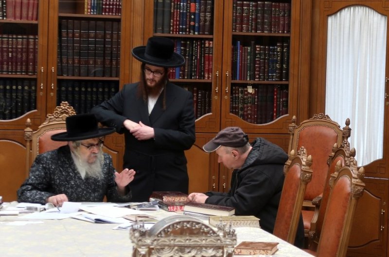 בחצרות סאטמר