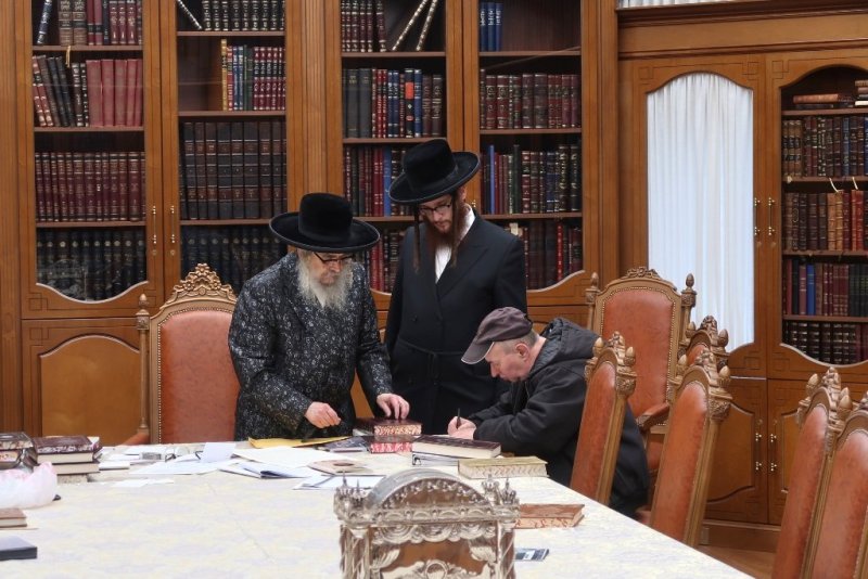 בחצרות סאטמר