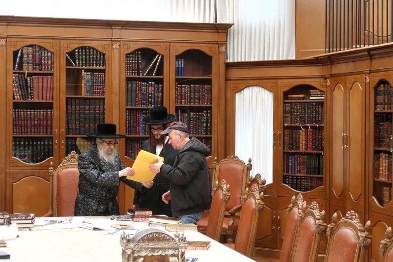 בחצרות סאטמר