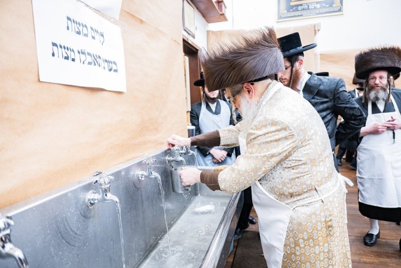 בחצרות סאטמר