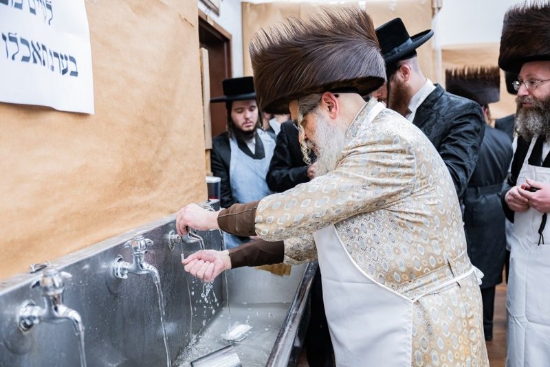 בחצרות סאטמר