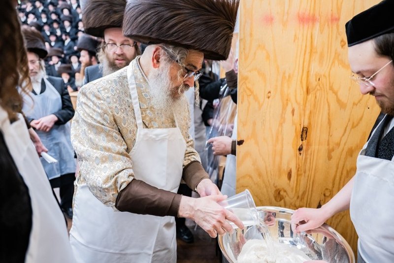 בחצרות סאטמר