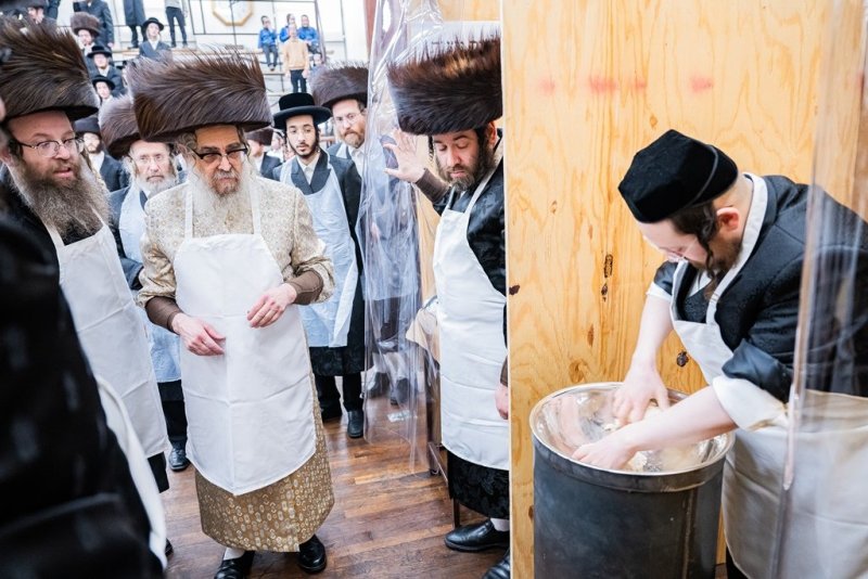 בחצרות סאטמר