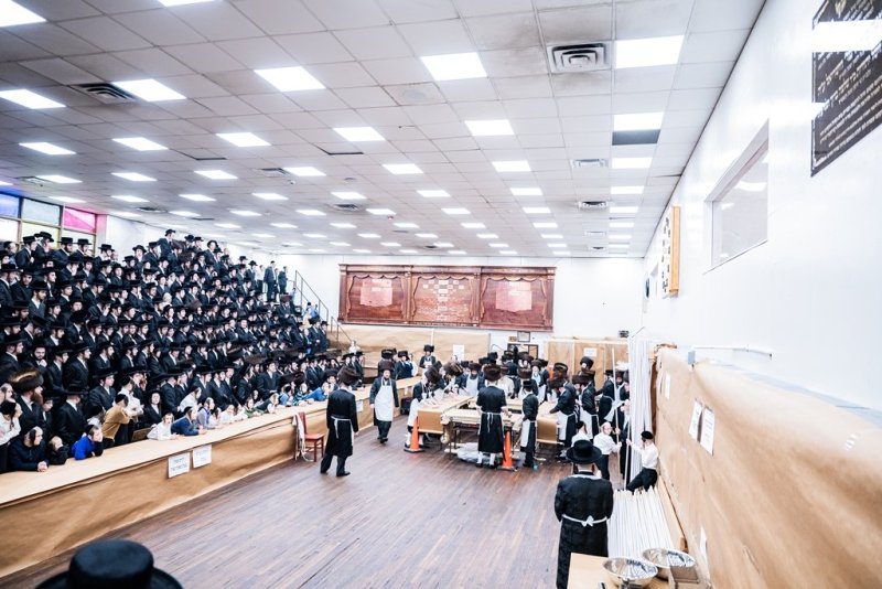 בחצרות סאטמר