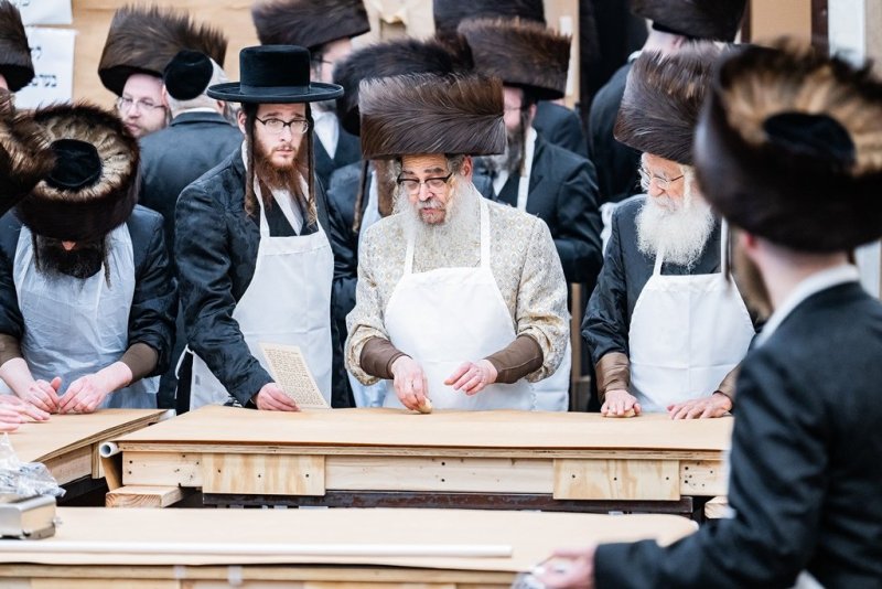 בחצרות סאטמר