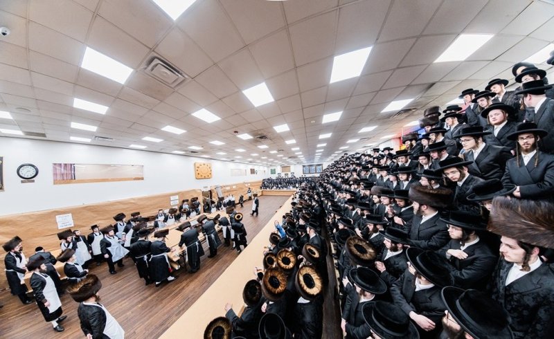 בחצרות סאטמר