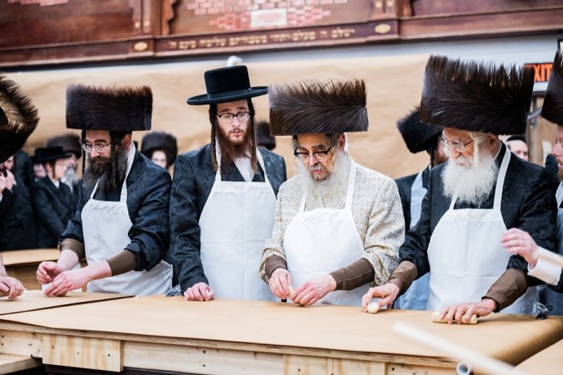 בחצרות סאטמר