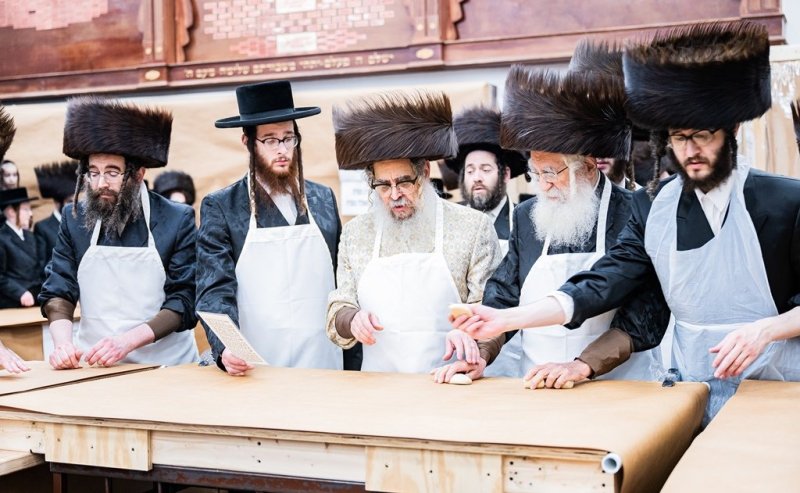 בחצרות סאטמר