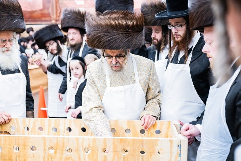 בחצרות סאטמר