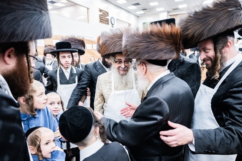 בחצרות סאטמר