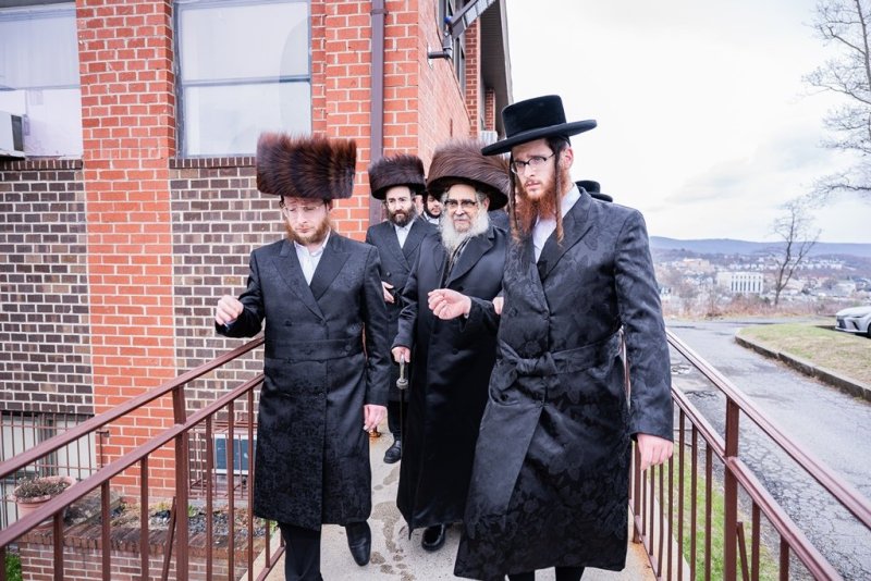 בחצרות סאטמר