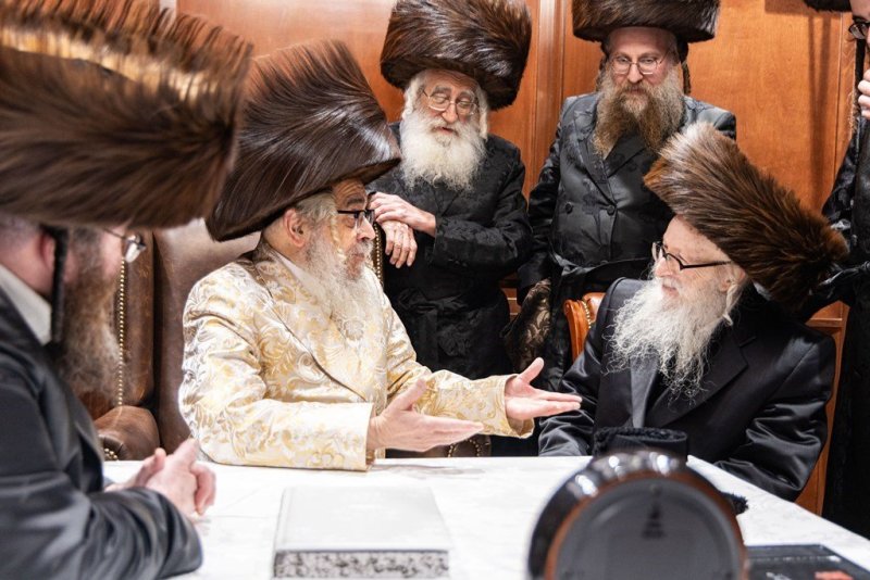 בחצרות סאטמר