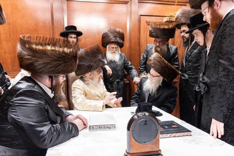 בחצרות סאטמר