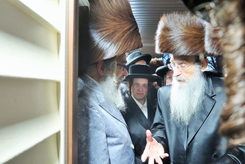 בחצרות סאטמר