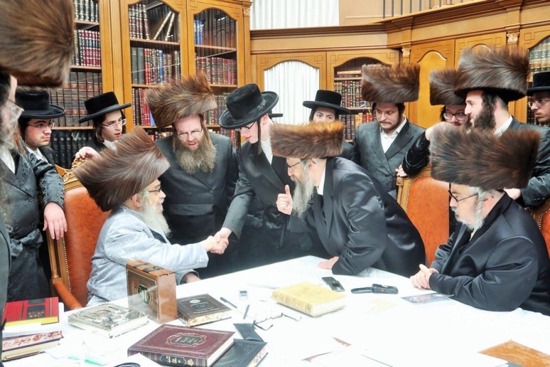 בחצרות סאטמר