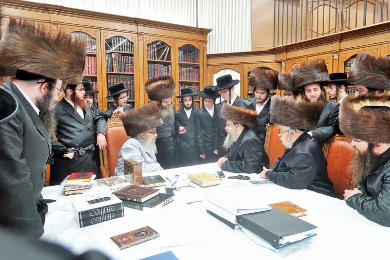 בחצרות סאטמר