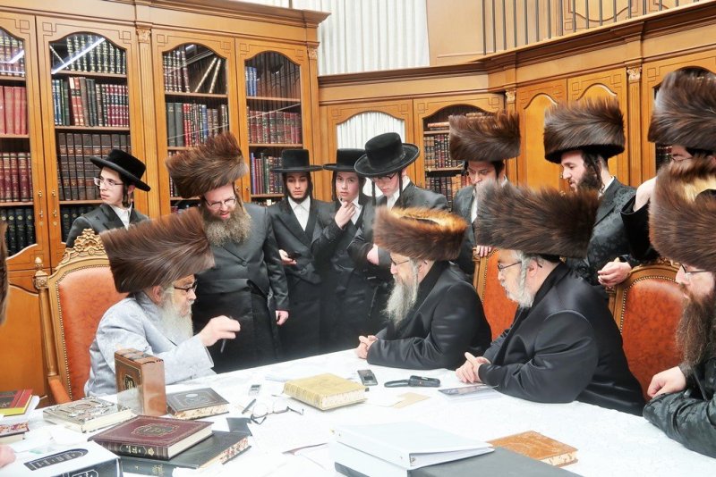 בחצרות סאטמר