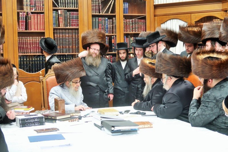 בחצרות סאטמר