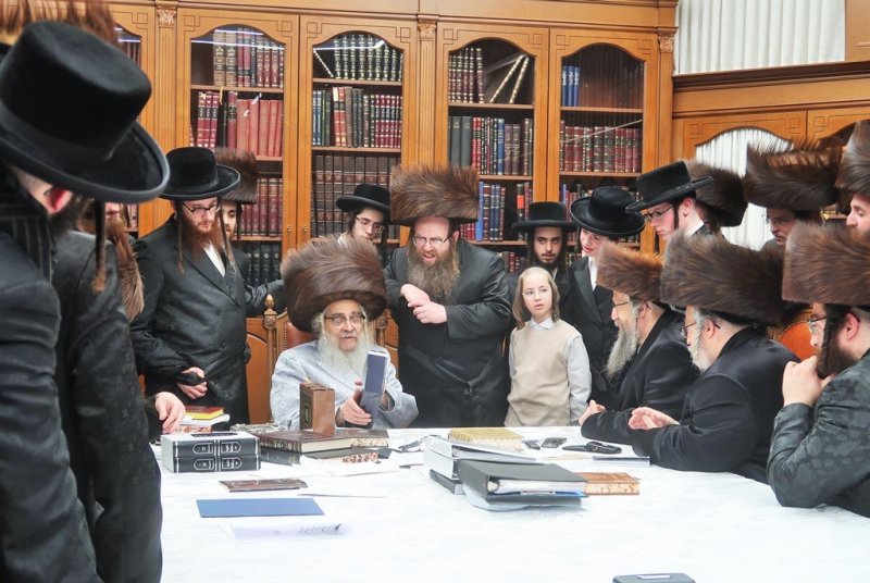 בחצרות סאטמר