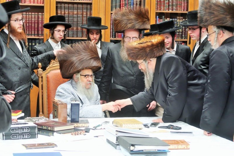 בחצרות סאטמר