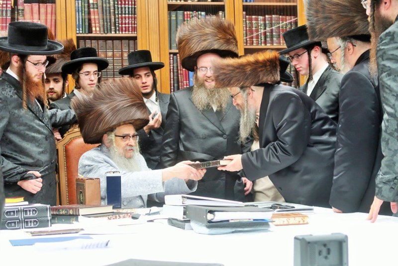 בחצרות סאטמר