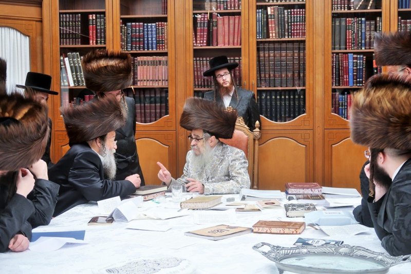 בחצרות סאטמר