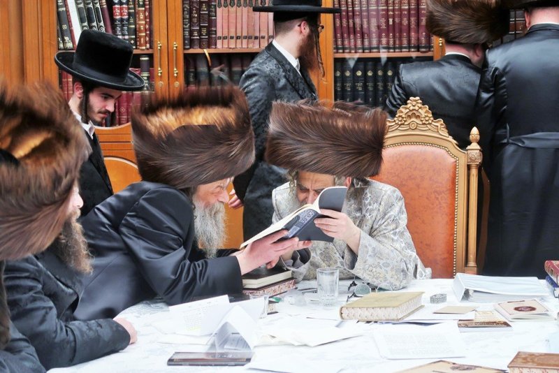 בחצרות סאטמר