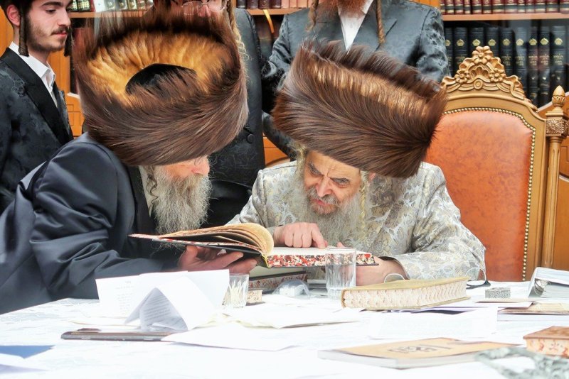 בחצרות סאטמר