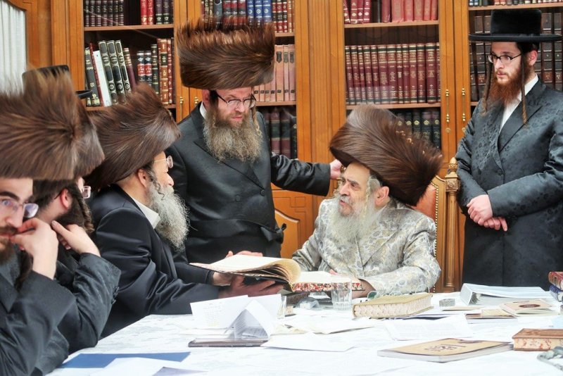 בחצרות סאטמר